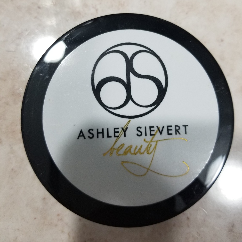 Ashley Sievert Mineral Finishing Velvet Powder L.A